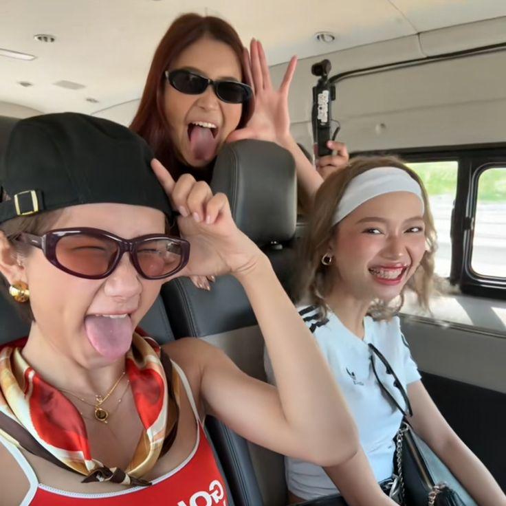 Jhoshee Alden Pose