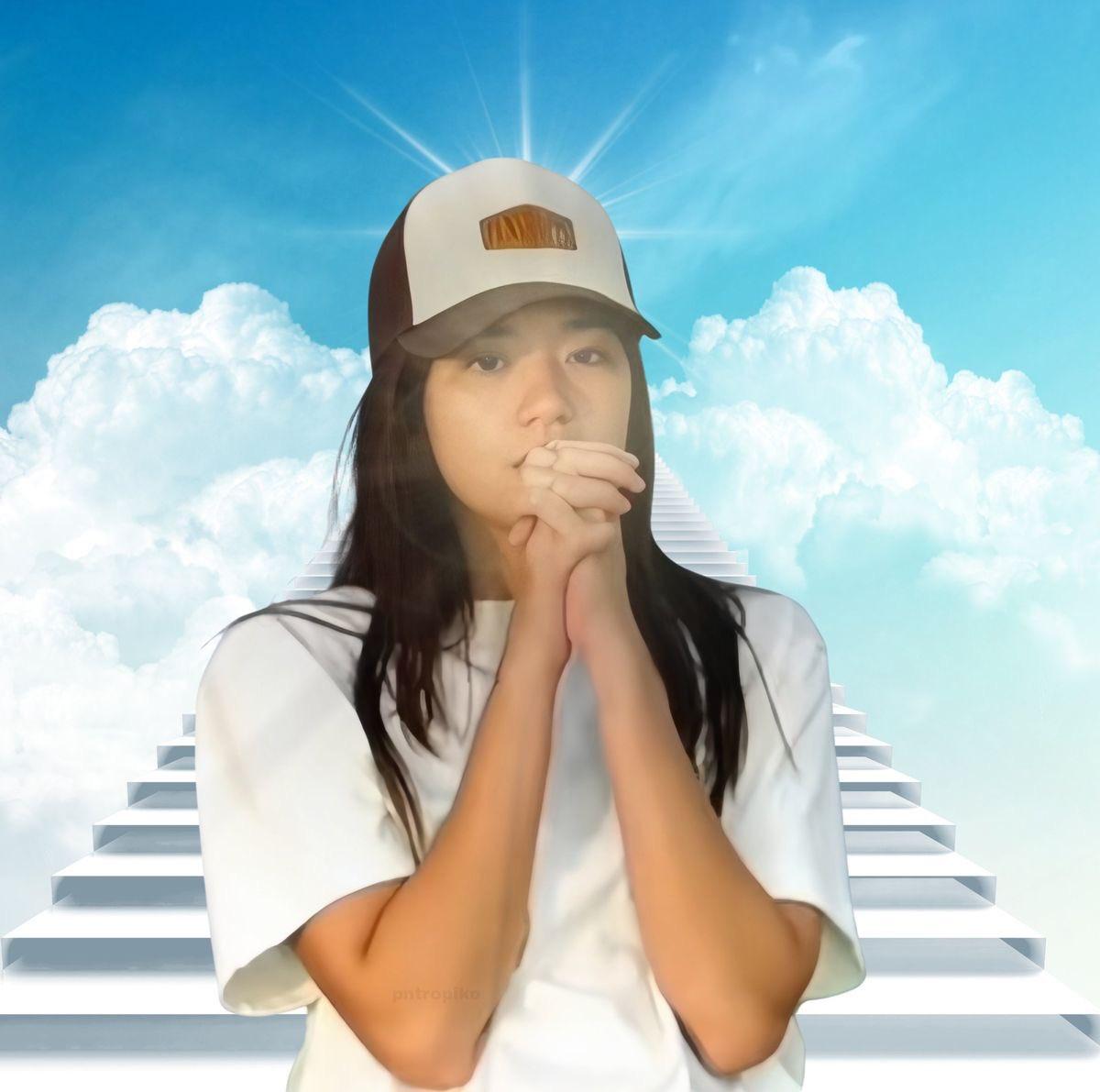 Aiah Praying